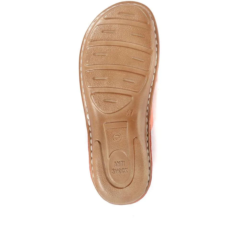 Leather Floral Toe-Post Sandals - CAY33001 / 319 988